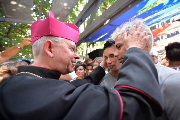 imagen 1 de Política || Parejas Gay reciben bendición religiosa en Cuba