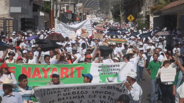 imagen 1 de Política || Miles de trabajadores afiliados al SUTSEM marchan por el Libramiento de Tepic
