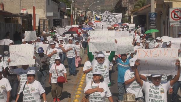 imagen 2 de Política || Miles de trabajadores afiliados al SUTSEM marchan por el Libramiento de Tepic