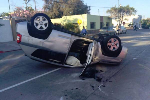 imagen 1 de Política || Regidora que encabeza la Comisión de Alcoholes en La Paz, se vuelca por conducir ebria