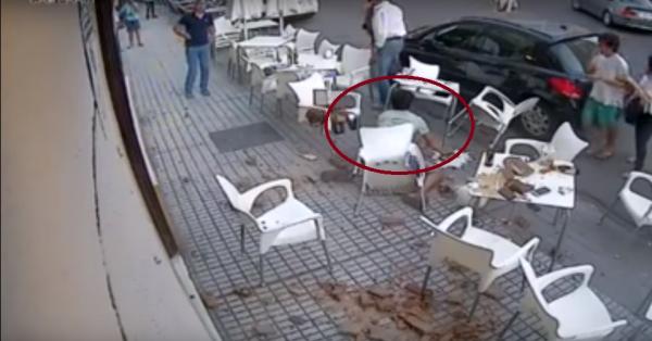 imagen 1 de Nota Roja || Video: Cae techo de restaurante sobre jóvenes en España