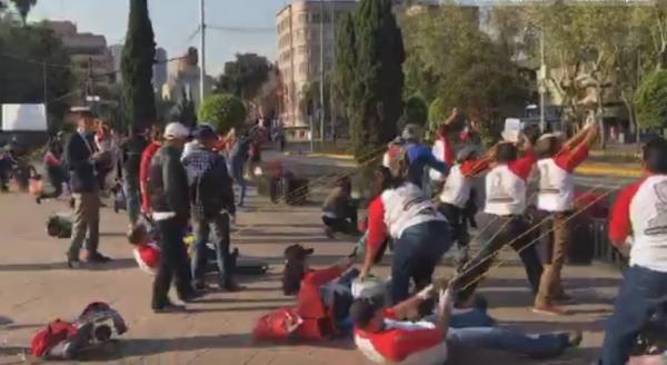 imagen 1 de Política || Video: Arrojan pañales sucios a la sede nacional del PRI
