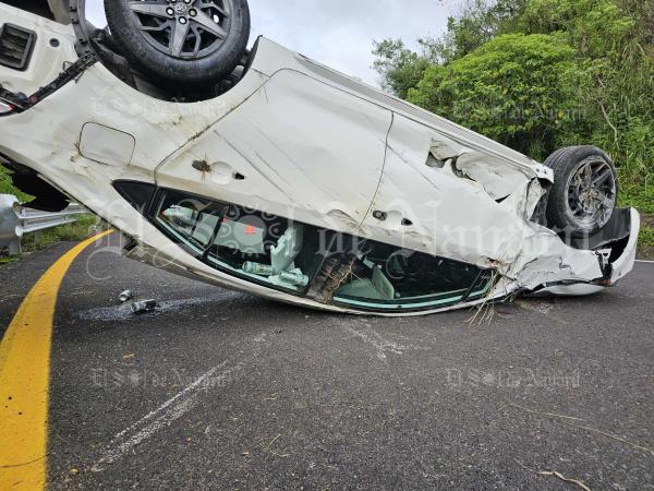 imagen 1 de Nota Roja || Auto vuelca de manera aparatosa en la Tepic-San Blas dejando dos lesionados