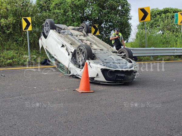 imagen 4 de Nota Roja || Auto vuelca de manera aparatosa en la Tepic-San Blas dejando dos lesionados