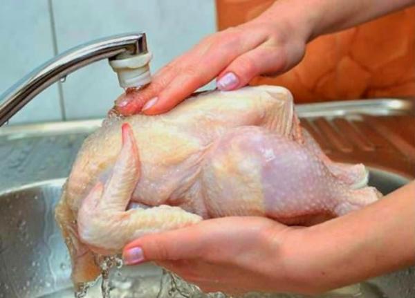 Lavar el pollo crudo es peligroso para la salud Lavar el pollo crudo es peligroso para la salud