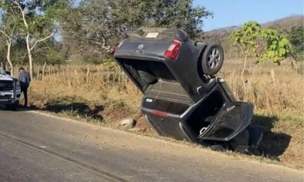 imagen 1 de Nota Roja || Vuelca camioneta en La Bucerías-Valle de Banderas