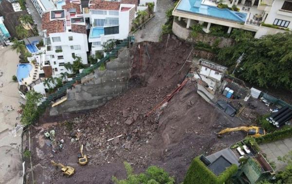 Colapsa cerro en Amapas, Conchas Chinas; desaparece parte de la calle Santa  Bárbara -